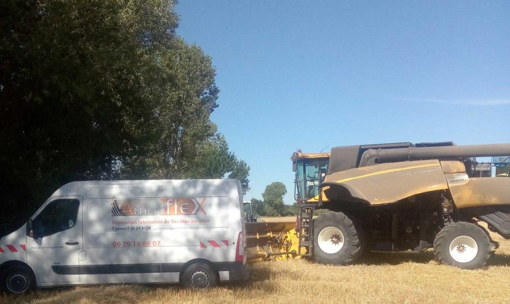 camion et moissonneuse